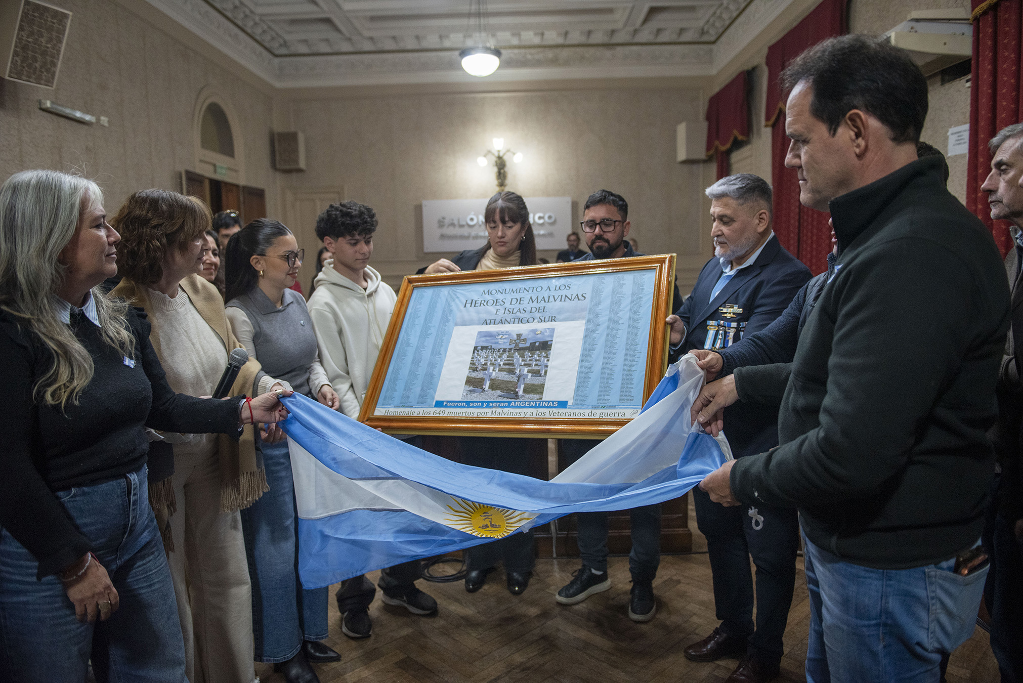 NOTICIAS CAMPANA:EL EXCOMBATIENTE CORDOVA LE ENTREGO AL HCD UN CUADRO  HOMENAJE A LOS HEROES Y CAIDOS DE MALVINAS
